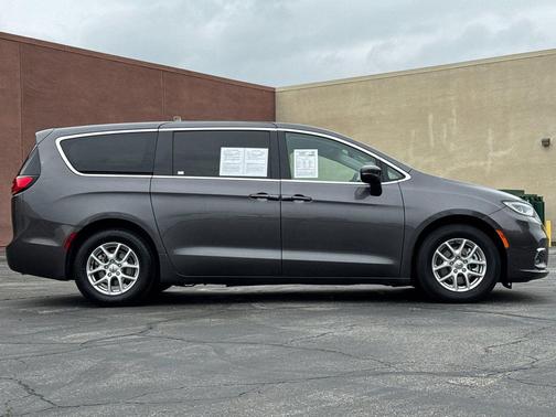 Granite Crystal Metallic Clearcoat 2023 Chrysler Pacifica Touring L