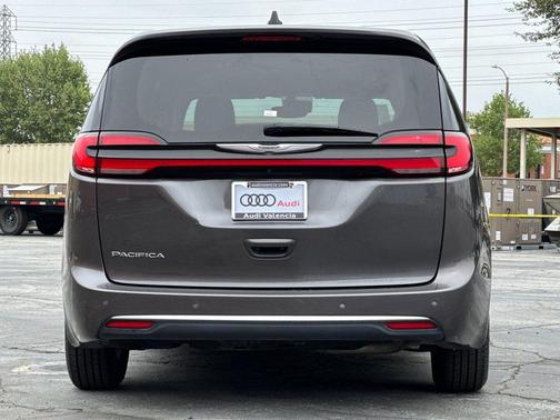 Granite Crystal Metallic Clearcoat 2023 Chrysler Pacifica Touring L