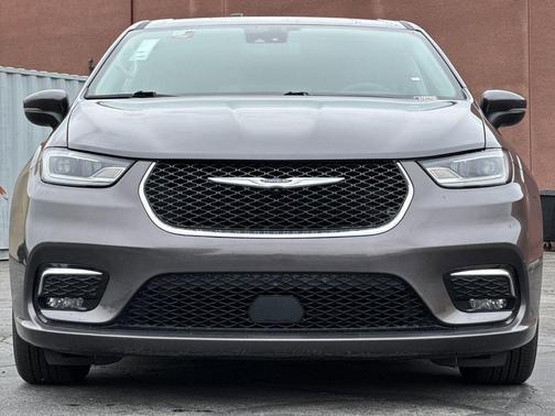 Granite Crystal Metallic Clearcoat 2023 Chrysler Pacifica Touring L