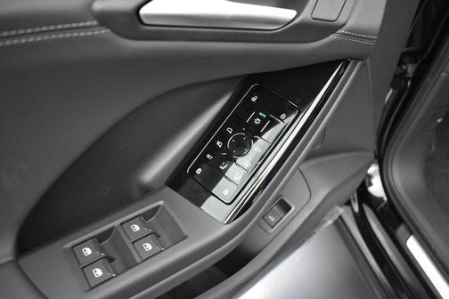 Mythos Black Metallic 2027 Audi Q6 e-tron Premium quattro