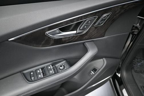 Mythos Black Metallic 2023 Audi Q7 45 Premium Plus