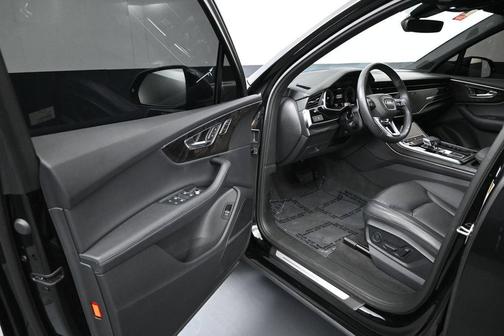 Mythos Black Metallic 2023 Audi Q7 45 Premium Plus
