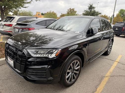 Mythos Black Metallic 2023 Audi Q7 45 Premium Plus