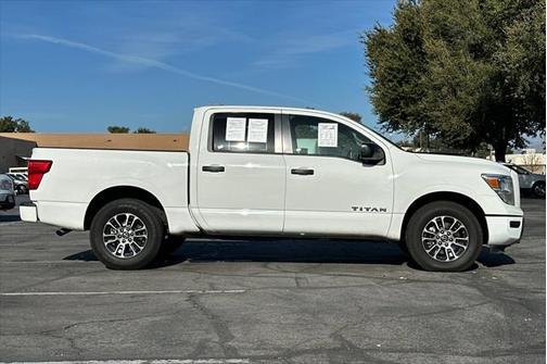2022 Nissan Titan SV