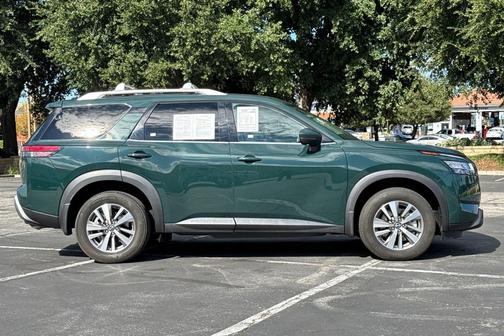 2023 Nissan Pathfinder SL FWD