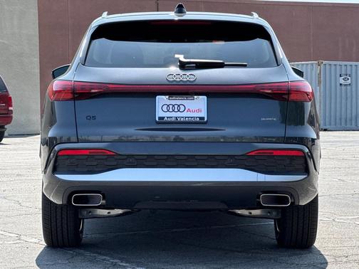 Tambora Gray Metallic 2026 Audi Q5 Premium TFSI quattro S tronic