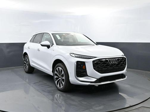 Glacier White Metallic 2026 Audi Q3 TFSI quattro S tronic
