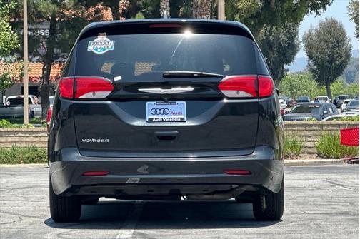 2022 Chrysler Voyager LX