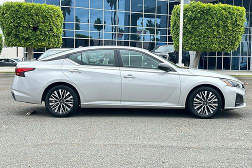 Brilliant Silver Metallic 2024 Nissan Altima 2.5 SV