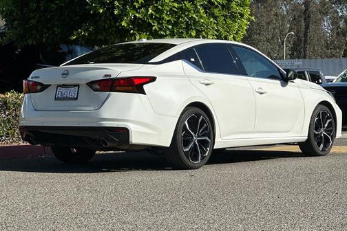 Pearl White 2024 Nissan Altima SR FWD