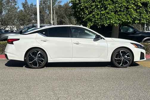 Pearl White 2024 Nissan Altima SR FWD