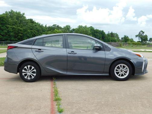 2022 Toyota Prius LE