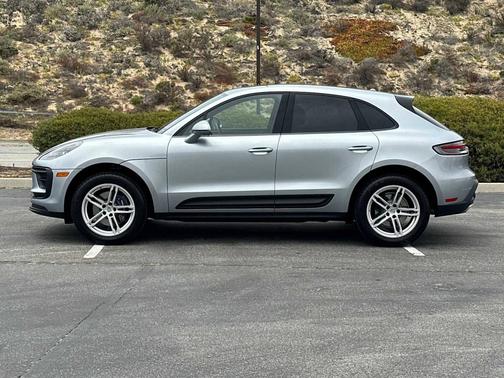 Dolomite Silver Metallic 2025 Porsche Macan