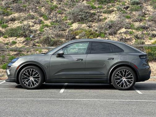 Aventurine Green Metallic 2025 Porsche Macan