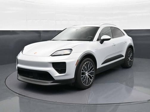 Ice Grey Metallic 2024 Porsche Macan