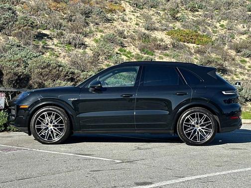 Chromite Black Metallic 2025 Porsche Cayenne