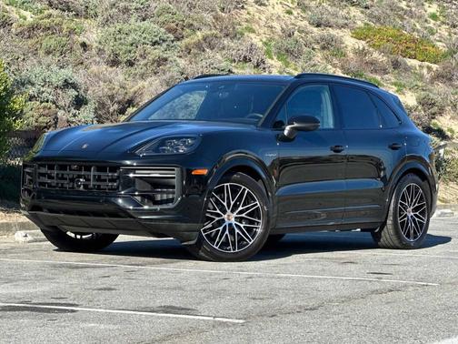 Chromite Black Metallic 2025 Porsche Cayenne