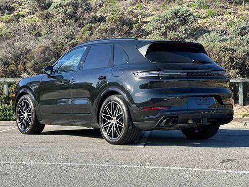 Chromite Black Metallic 2025 Porsche Cayenne