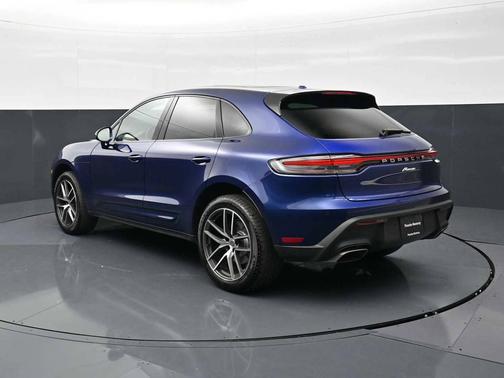 Gentian Blue Metallic 2026 Porsche Macan