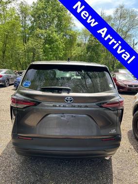 2022 Toyota Sienna LE