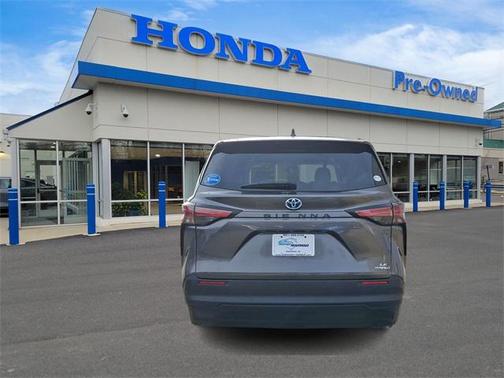 2022 Toyota Sienna LE