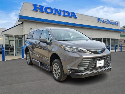 2022 Toyota Sienna LE