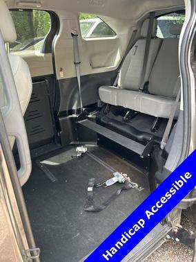 2022 Toyota Sienna LE