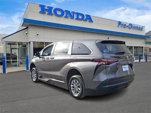 2022 Toyota Sienna LE