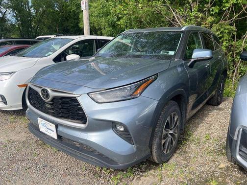 Moon Dust 2023 Toyota Highlander XLE