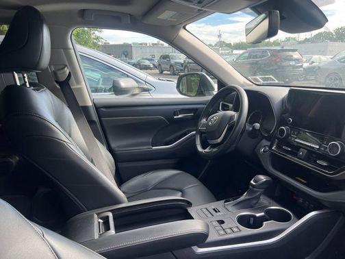 Moon Dust 2023 Toyota Highlander XLE