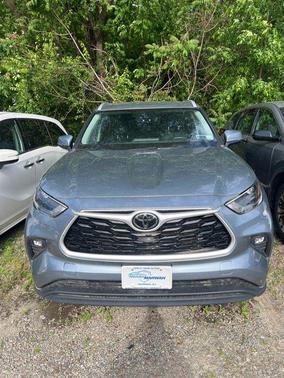 Moon Dust 2023 Toyota Highlander XLE