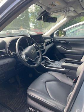 Moon Dust 2023 Toyota Highlander XLE