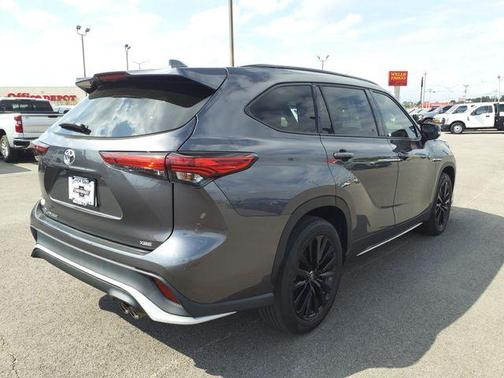 Gray 2023 Toyota Highlander L