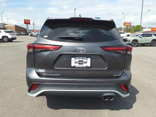 Gray 2023 Toyota Highlander L
