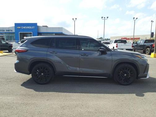 Gray 2023 Toyota Highlander L