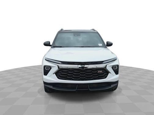 Iridescent Pearl Tricoat 2026 Chevrolet Trailblazer RS
