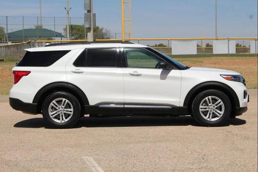 Star White Metallic Tri-Coat 2022 Ford Explorer XLT