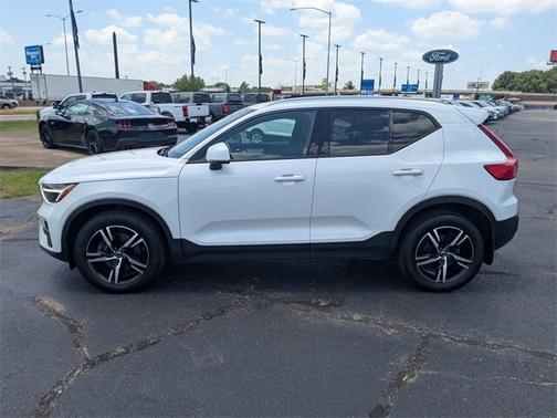 2023 Volvo XC40 B5 CORE