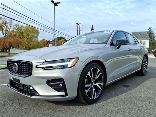 2024 Volvo S60 B5 PLUS DARK THEME