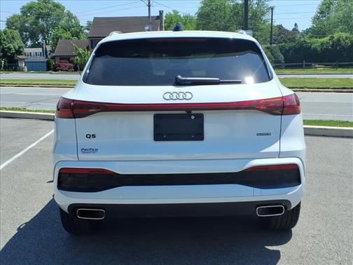 Glacier White Metallic 2025 Audi Q5 2.0T QUATTRO PREMIUM
