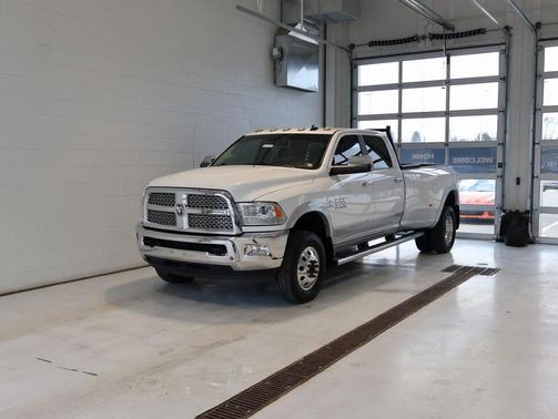 2017 RAM 3500 Laramie Crew Cab 4x4 8' Box