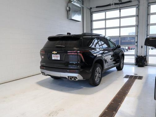 Mosaic Black Metallic 2026 Chevrolet Traverse LT