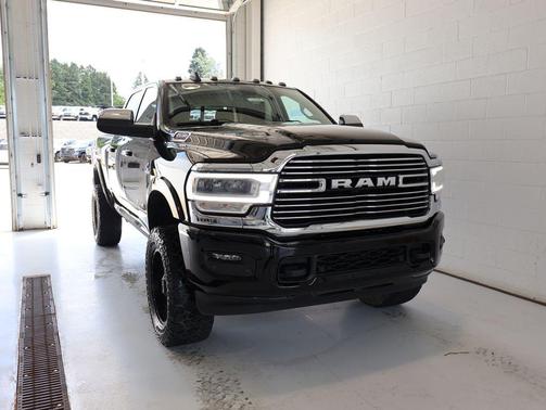 Diamond Black Crystal Pearlcoat 2022 RAM 2500 Laramie Crew Cab 4x4 6'4' Box
