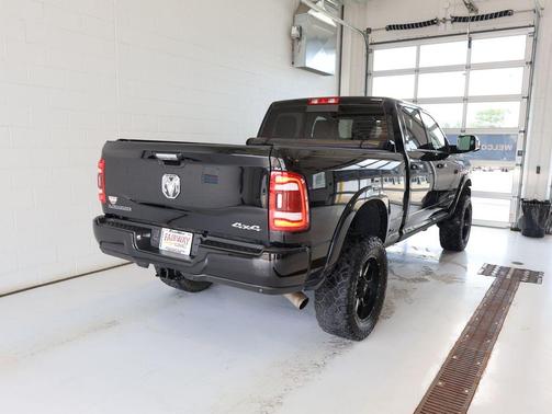 Diamond Black Crystal Pearlcoat 2022 RAM 2500 Laramie Crew Cab 4x4 6'4' Box