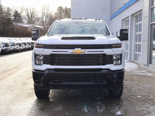 Summit White 2026 Chevrolet Silverado 2500 Custom