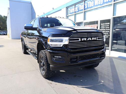 Diamond Black Crystal Pearlcoat 2021 RAM 3500 Laramie Crew Cab 4x4 8' Box