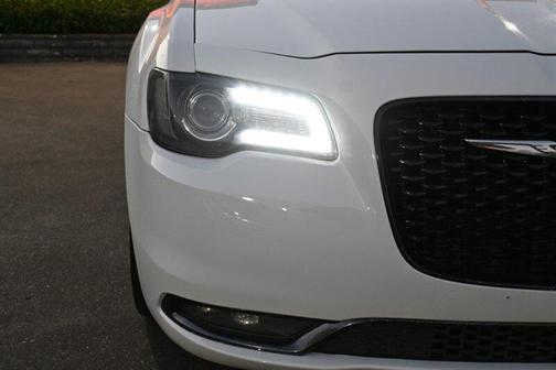 2016 Chrysler 300 S