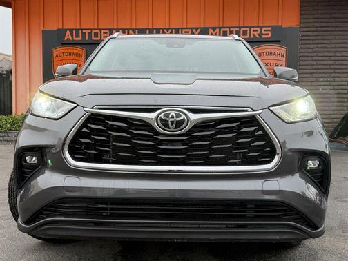 Midnight Black Metallic 2022 Toyota Highlander XLE