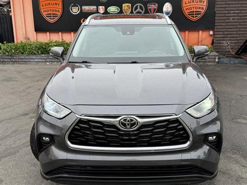 Midnight Black Metallic 2022 Toyota Highlander XLE