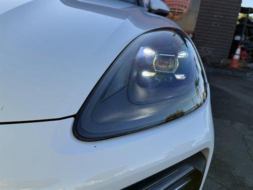 Carrara White Metallic 2021 Porsche Cayenne Cayenne